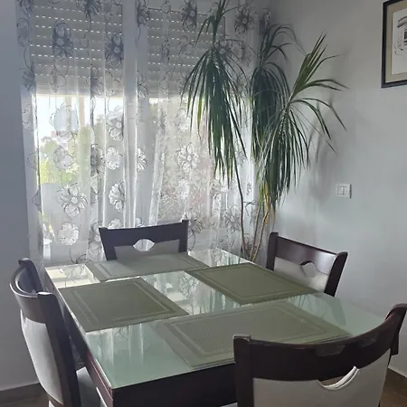 Dean's - 2 Bedroom Bellavista In Apartment *