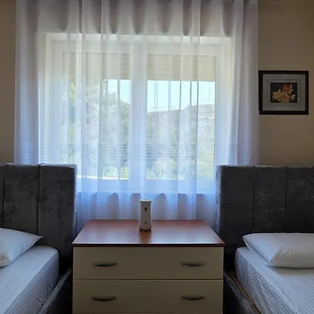 Dean's - 2 Bedroom Bellavista In Apartment *